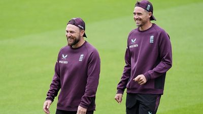 England's bowling coach to leave Ashes series midway through for ILT20, Andrew Flintoff in line to take up the mantle England head coach Brendon McCullum (left) and bowling coach Tim Southee in this frame