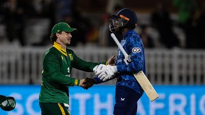 ENG vs SA 2nd ODI: Matthew Breetzke stars with 85 as South Africa clinch first ODI series win in England since 1998 after final-ball thriller at Lord’s Matthew Breetzke of South Africa shakes hands with Jofra Archer of England at the end of the match during the 2nd Metro Bank ODI between England and South Africa at Lord's Cricket Ground