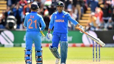'MS Dhoni taught me a lot often in ways that weren't direct, but...': Dinesh Karthik feels former India captain's rise made him a 'chameleon' MS Dhoni, Dinesh Karthik
