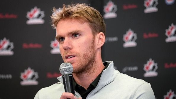 Connor McDavid delights wife Lauren with sweet post-work surprise Connor McDavid delights wife Lauren with sweet post-work surprise