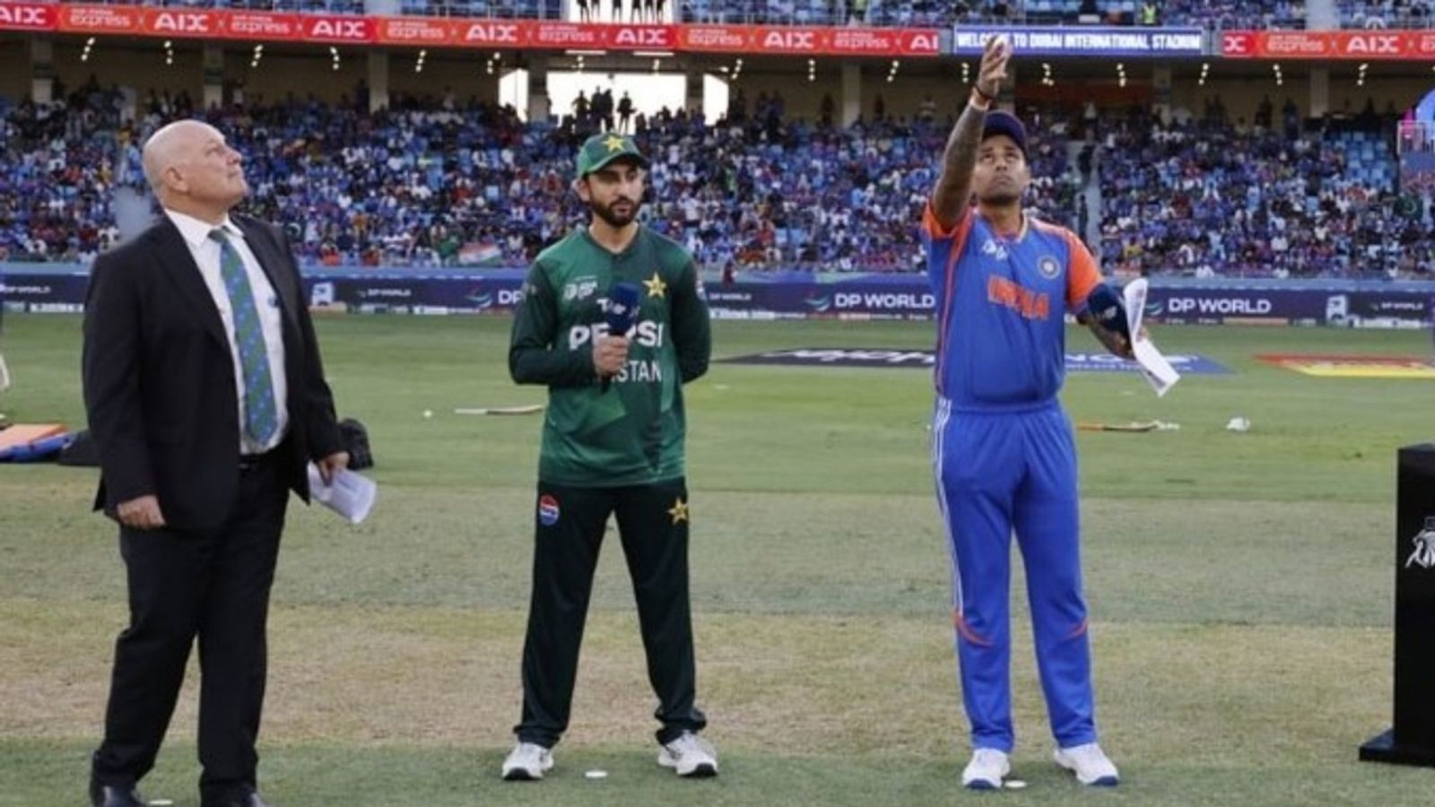 ICC officially rejects PCB's demand to remove match referee Andy Pycroft over handshake controversy Match referee Andy Pycroft and Pakistan captain Salman Agha watch as Suryakumar Yadav flips the coin at Dubai International Cricket Stadium on September 14.
