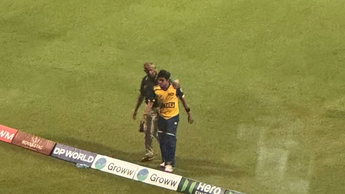 WATCH: Sri Lanka star learns of father's death after Asia Cup clash against Afghanistan, coach Sanath Jayasuriya consoles him in viral video WATCH: Sri Lanka star learns of father's death after Asia Cup clash against Afghanistan, coach Sanath Jayasuriya consoles him in viral video