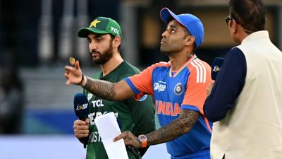 IND vs PAK, Asia Cup: India elect to bowl first in Super Four clash against Pakistan, Bumrah-Chakravarthy return; Know playing XIs here India captain Suryakumar Yadav (C) tosses the coin ahead of Asia Cup Super 4 clash against Pakistan