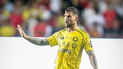 Al-Nassr defender Inigo Martinez reveals how Cristiano Ronaldo guides teammates on the pitch SportsTak