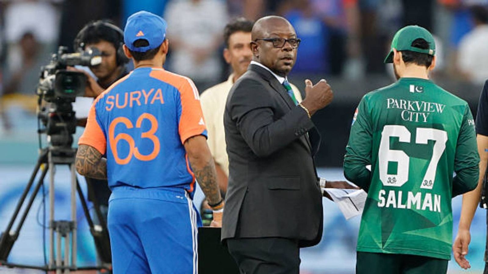 Drama, Drama, Drama: Salman Ali Agha ignores Ravi Shastri during India vs Pakistan Asia Cup final toss, new presenter called Surya Kumar Yadhav captain of India ,Salman Agha captain of Pakistan and match referee Richie Richardson (C) during the Asia Cup Final match between India and Pakistan