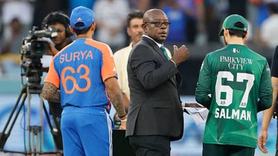 Drama, Drama, Drama: Salman Ali Agha ignores Ravi Shastri during India vs Pakistan Asia Cup final toss, new presenter called SportsTak
