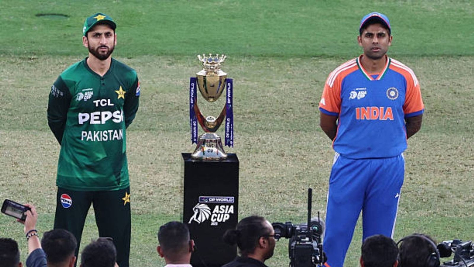 'Leave politics behind...': 1983 World Cup winner sends strong message to India and Pakistan after Asia Cup final India's captain Suryakumar Yadav (R) and his Pakistani counterpart Salman Agha stand on the field for the toss before the start of the Asia Cup 2025 Twenty20 international cricket final match between India and Pakistan