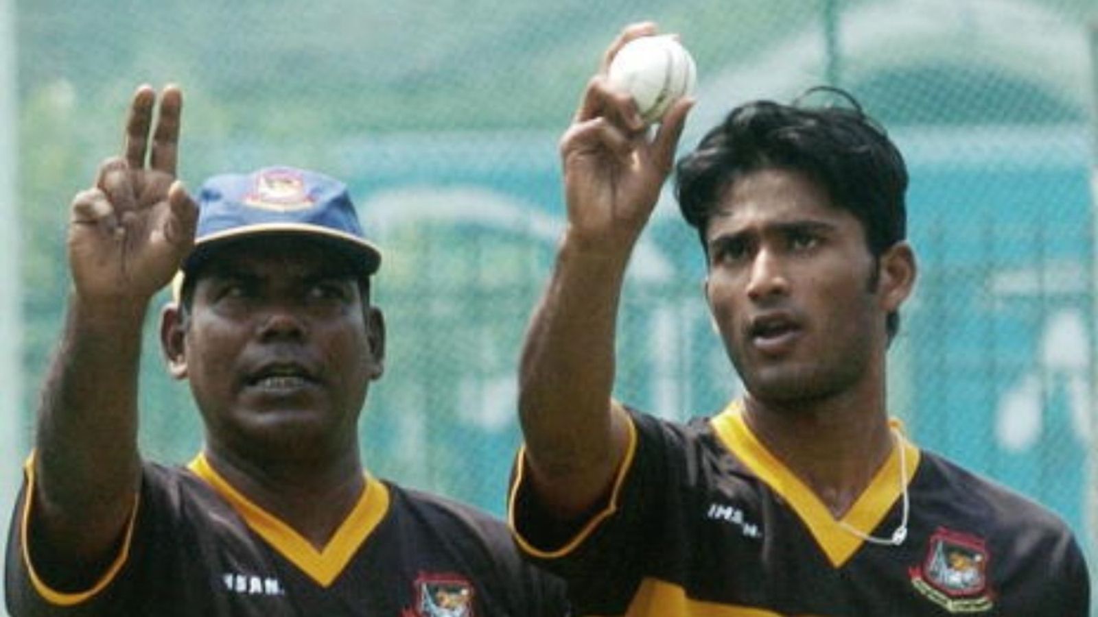 Bangladesh head coach suffers brain stroke ahead of Women's World Cup 2025 clash against Pakistan Bangladeshi cricketer Shahadat Hossain (R) takes advice from Bowling coach Sarwar Imran during a practice session at the Mirpur cricket Stadium in Dhaka on May 3, 2007.