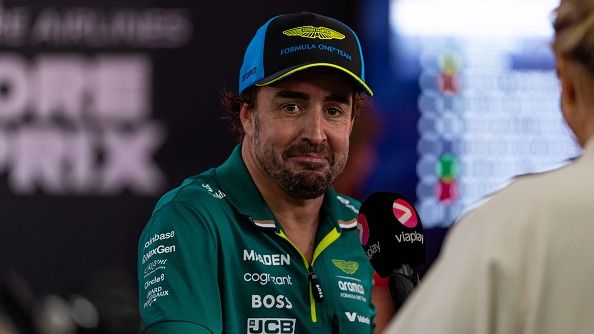 Damon Hill reacts with four-word message to Fernando Alonso's hilarious team radio at Singapore Grand Prix