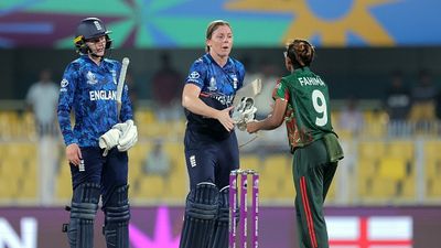 Four-time champions England survive Bangladesh scare in Women's World Cup 2025 as Heather Knight guides team to narrow four-wicket win Heather Knight of England (C) shakes hands with Fahima Khatun of Bangladesh (R) as Charlie Dean