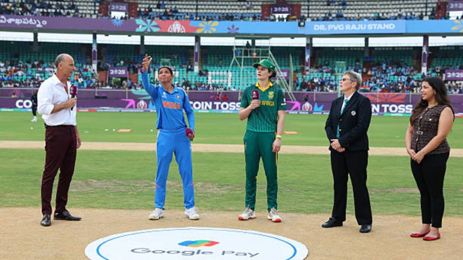 Women's World Cup: India make one change, invited to bat first against South Africa; know playing XIs of both teams Harmanpreet Kaur of India tosses the coin alongside Laura Wolvaardt of South Africa as commentator and former professional cricket player Nasser Hussain (L) looks on