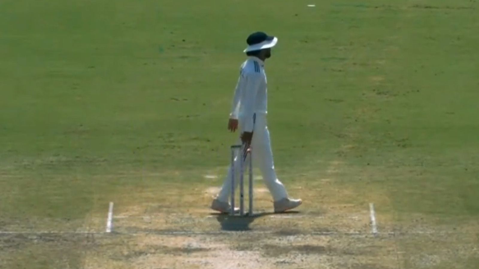 WATCH: KL Rahul's bail removal during 2nd Test between India and West Indies sparks confusion among players ahead of lunch break KL Rahul removing the bails during second Test