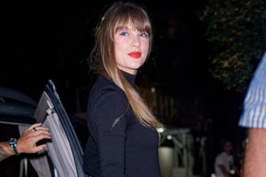 Taylor Swift melts hearts with a generous gesture to support a young cancer fighter SportsTak
