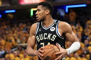 Giannis Antetokounmpo channels Michael Jordan in practice, schooling Kyle Kuzma  SportsTak