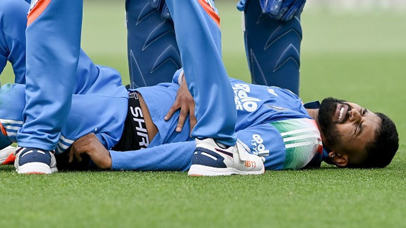 IND vs AUS 3rd ODI: Injury scare for India as Shreyas Iyer walks off the field midway after elbow hits ribcage while taking Alex Carey's catch, watch VIDEO Shreyas Iyer of India sustains an injury while taking the catch to dismiss Alex Carey of Australia during game three of the One Day International series between Australia and India at Sydney Cricket Ground