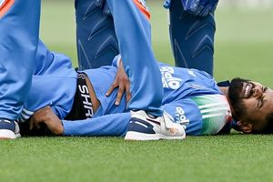 IND vs AUS 3rd ODI: Injury scare for India as Shreyas Iyer walks off the field midway after elbow hits ribcage while taking Alex Carey's catch, watch VIDEO SportsTak