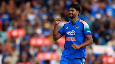 'You are demoralizing the player...': Sunil Gavaskar lashes out at Harshit Rana's critics after his fiery 4-fer vs Australia in 3rd ODI SportsTak