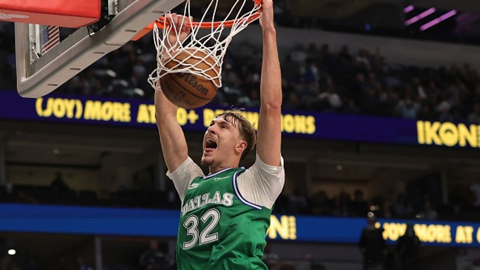 Kelly Flagg reacts to son Cooper Flagg's electrifying poster dunk in Mavericks' win over Raptors Kelly Flagg reacts to son Cooper Flagg's electrifying poster dunk in Mavericks' win over Raptors