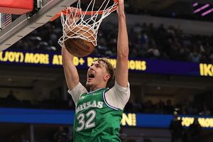 Kelly Flagg reacts to son Cooper Flagg's electrifying poster dunk in Mavericks' win over Raptors SportsTak