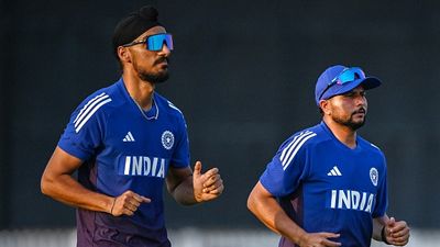 Kuldeep Yadav, Harshit Rana out as Gujarat Titans coach picks India's playing XI against Australia for 1st T20I Arshdeep Singh (L) and Kuldeep Yadav attend a practice session