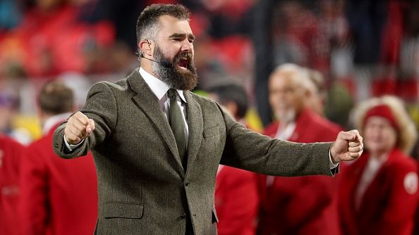 Jason Kelce reacts as Brian Burns calm angry Thibodeaux after disputed tush push play SportsTak