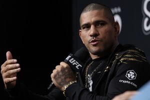 Alex Pereira fires back ruthlessly after being accused of ducking a fight SportsTak