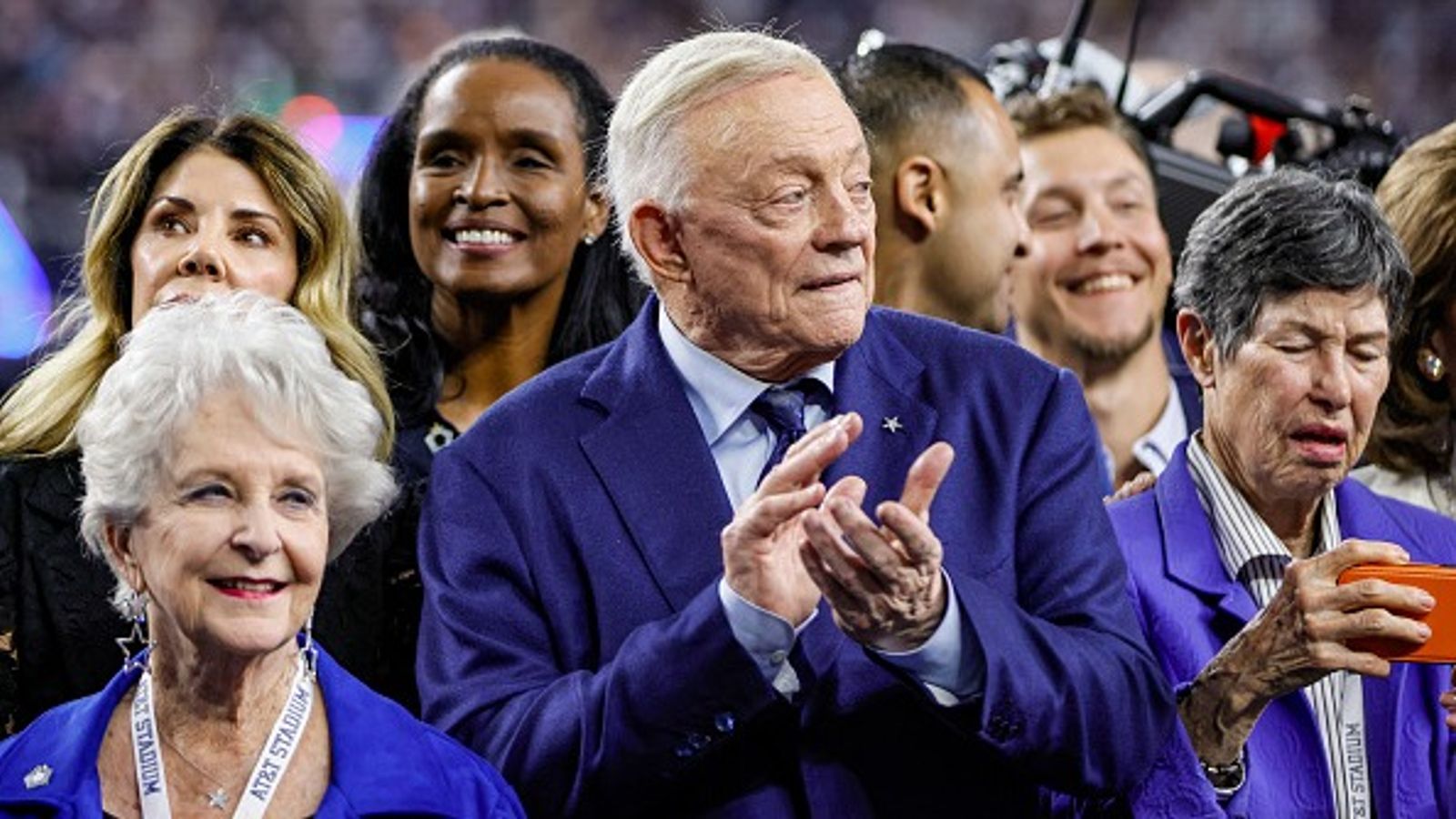 Jerry Jones goes VIRAL after daughter reminds him to place hand on heart during national anthem Jerry Jones goes VIRAL after daughter reminds him to place hand on heart during national anthem