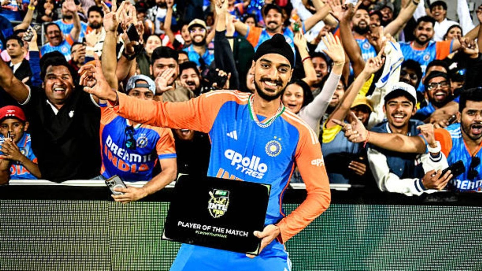 'There is a bigger picture...': India coach explains reason behind Arshdeep Singh not featuring in first 2 T20Is vs Australia Man of the Match Arshdeep Singh poses with fans after the win in game three of the T20 International series between Australia and India at Bellerive Oval
