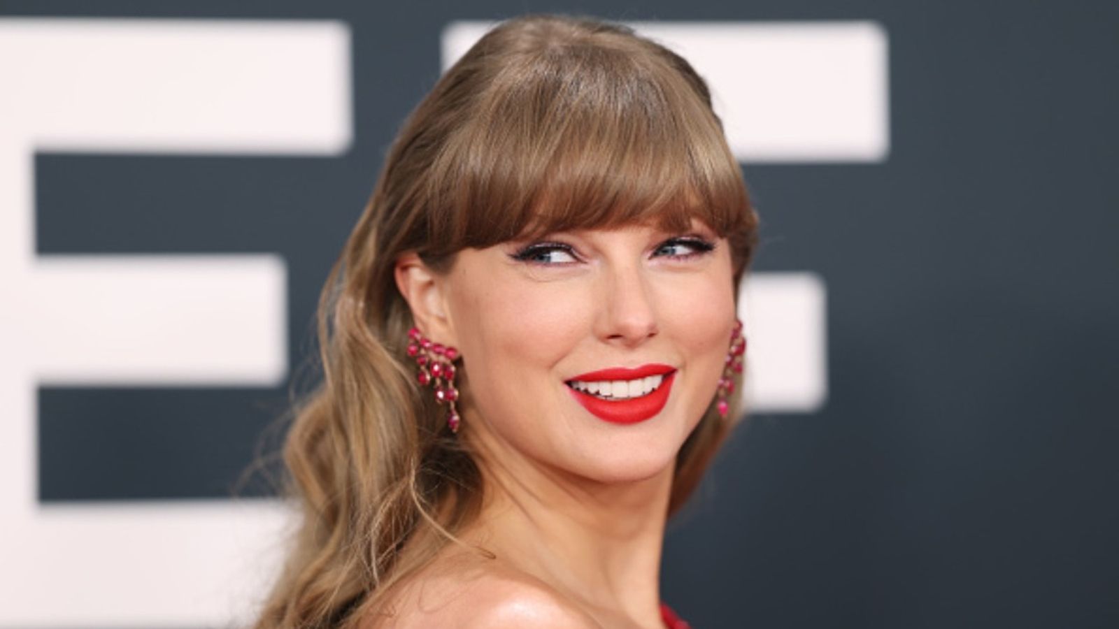 Popular American star reveals how Taylor Swift shaped ger approach to dating Taylor Swift in the frame (Image via Getty)