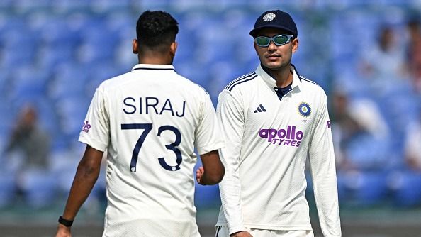  Mohammed Siraj (L) speaks with his team captain Shubman Gill during the fourth day of the second and last Test cricket match