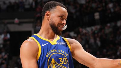Steph Curry’s cryptic courtside gesture sparks buzz about a fresh deal Steph Curry’s cryptic courtside gesture sparks buzz about a fresh deal