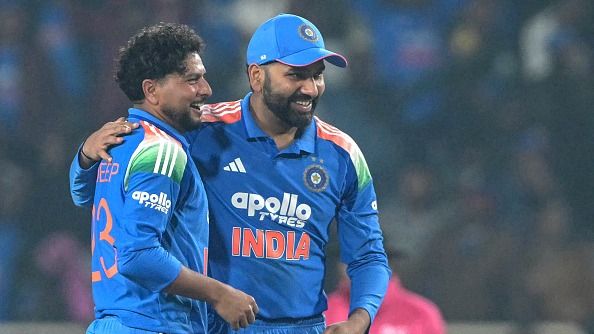  Kuldeep Yadav (L) celebrates with teammate Rohit Sharma after taking the wicket of South Africa's Matthew Breetzke during the first one-day international (ODI) cricket match between India and South Africa 