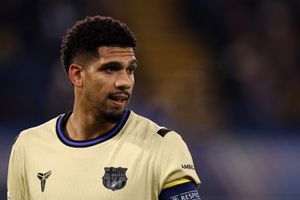 Barcelona makes firm call on Ronald Araujo after special request SportsTak