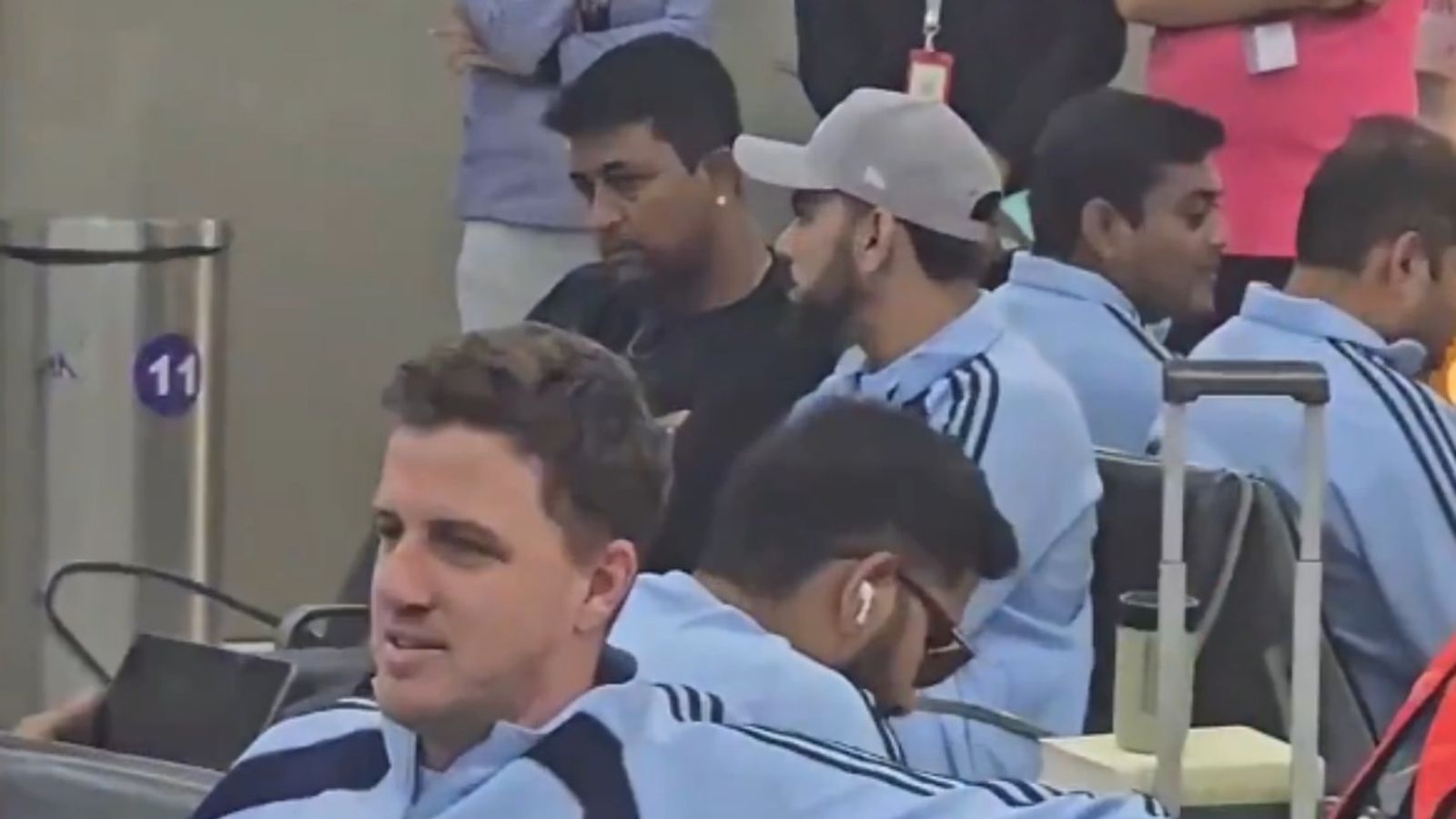Virat Kohli involved in serious conversation with selector at airport ahead of 2nd ODI vs South Africa; video goes viral Virat Kohli and Pragyan Ojha have a conversation at the airport.