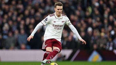 Martin Keown hails Arsenal midfielder despite loss against Aston Villa, his name is... SportsTak