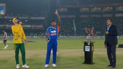 IND vs SA 1st T20I: India’s toss woes continue in the 1st T20I against South Africa; visitors bowl first, Kuldeep and Samson left out of playing XI Suryakumar Yadav and Aiden Markram at toss along with Ravi Shastri