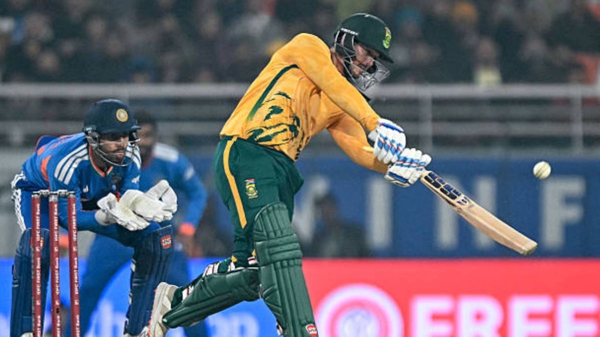 South Africa's Quinton de Kock (R) plays a shot during the second Twenty20 international cricket match between India and South Africa (via Getty)