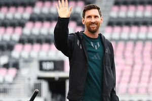 Gary Lineker rejects Cristiano Ronaldo as he picks THIS player as his GOAT alongside Lionel Messi SportsTak