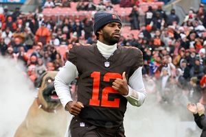 LeSean McCoy compares Shedeur Sanders and Caleb Williams ahead of Browns vs Bears clash SportsTak