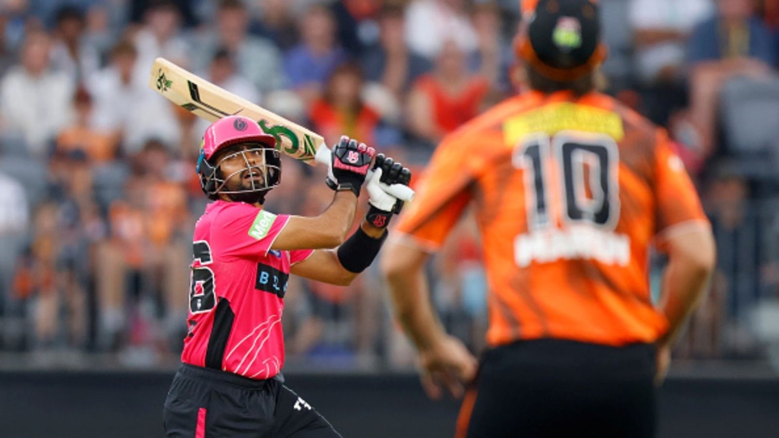 Babar Azam's BBL debut turns out to be disappointment, Sydney Sixers opener falls for 2 and becomes part of collapse again; watch video Babar Azam's BBL debut turns out to be disappointment, Sydney Sixers opener falls for 2 and becomes part of collapse again; watch video
