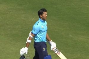 Yashasvi Jaiswal rushed to hospital after SMAT 2025 clash, diagnosed with acute gastroenteritis: Report SportsTak