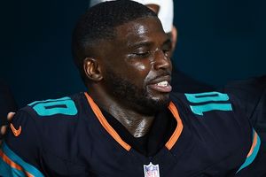 Tyreek Hill drops CRYPTIC meme as Tua Tagovailoa gets benched following Dolphins' loss to Steelers SportsTak