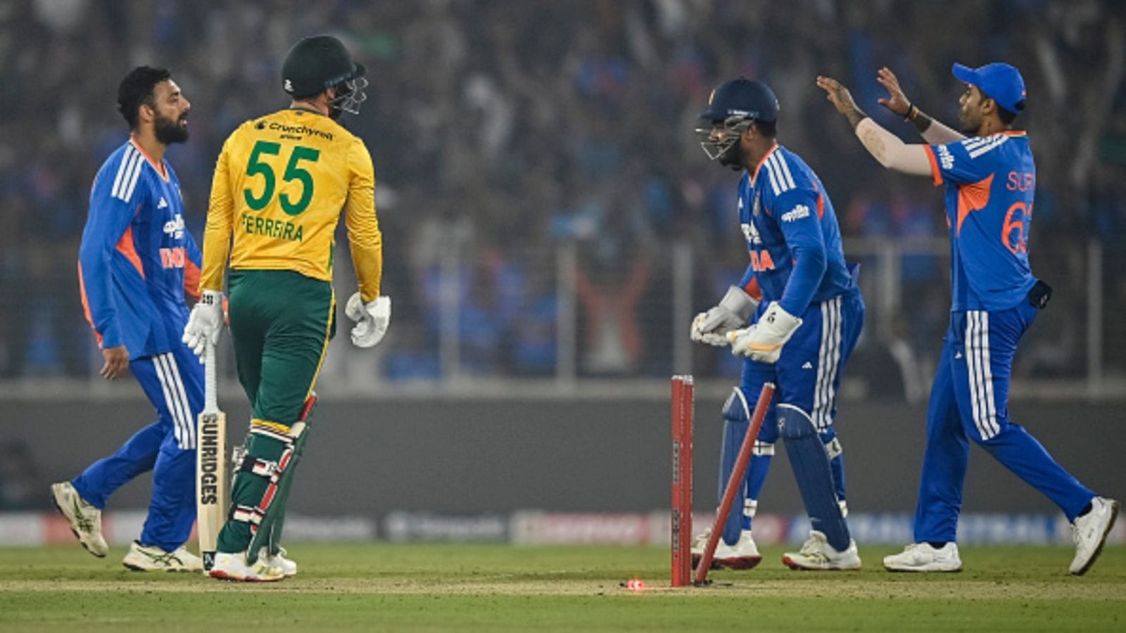 Varun Chakravarthy surpasses RCB's new recruit, draws level with Pakistan all-rounder to finish as joint-highest T20I wicket-taker in 2025 India's Varun Chakravarthy (L) celebrates with teammates after taking the wicket of South Africa's Donovan Ferreira (2L) during the fifth T20I of the series.