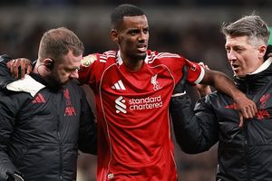 Arne Slot drops injury update on Alexander Isak and two other Liverpool players after win vs Spurs SportsTak