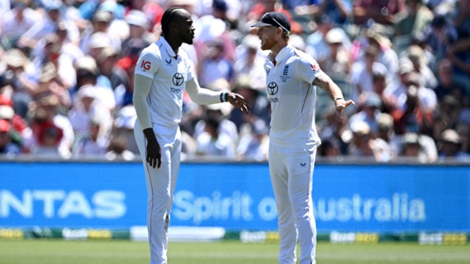 England announce playing XI for MCG Test: Archer out of Ashes, Bethell in but still no place for Bashir Jofra Archer of England speaks with captain Ben Stokes during day four of the third Test in the 2025-26 Ashes series at Adelaide Oval.