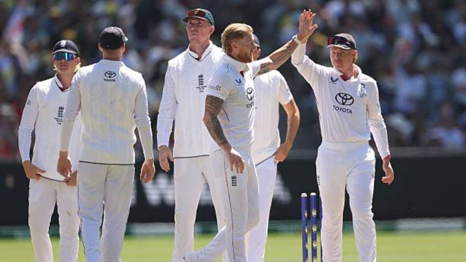England announce playing XII for 5th Ashes Test, bring in 27-year-old pacer in place of Gus Atkinson England's Ben Stokes (2nd R) celebrates the wicket of Australia's Jake Weatherald with teammates during the second day of the fourth Ashes cricket Test match between Australia and England (via Getty)