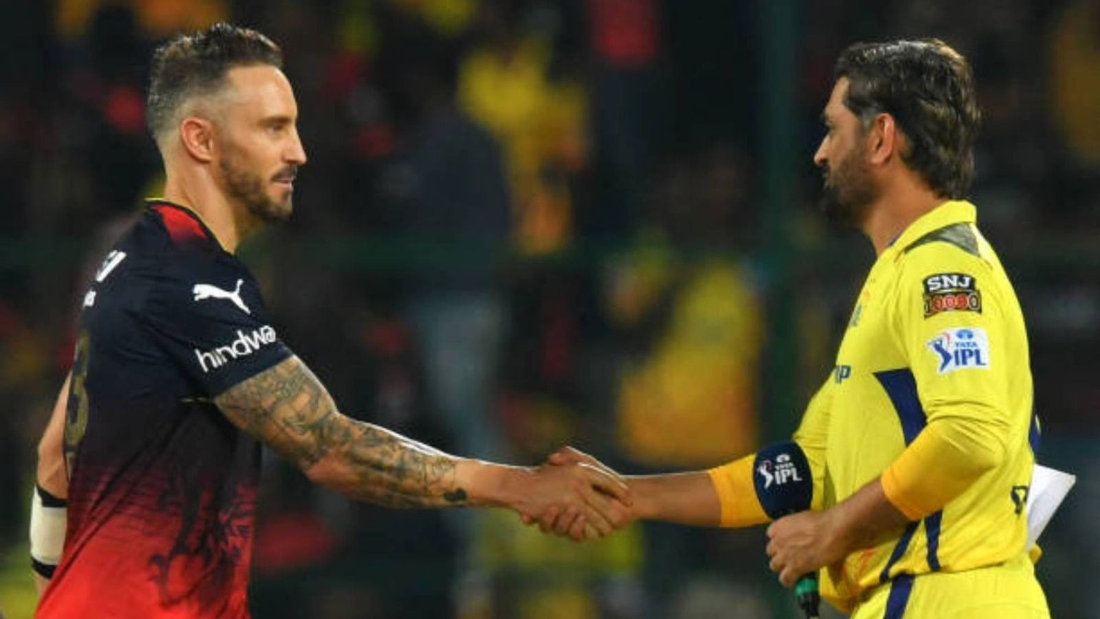 Faf du Plessis reveals how he drew inspiration from MS Dhoni in Joburg Super Kings' SA20 win Royal Challengers Bangalore's captain Faf du Plessis (L) shakes hands with his Chennai Super Kings' counterpart Mahendra Singh Dhoni before the start of the Indian Premier League (IPL) Twenty20 cricket match (via Getty)