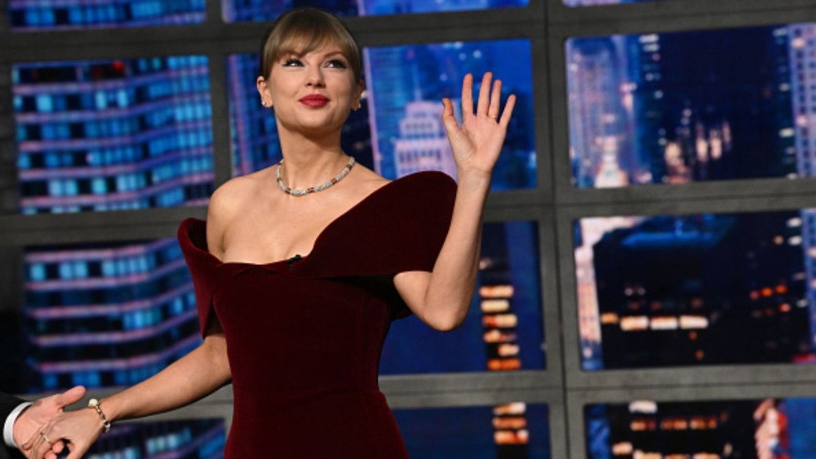 Taylor Swift reaches new peak as her album’s momentum keeps surging Taylor Swift in the frame