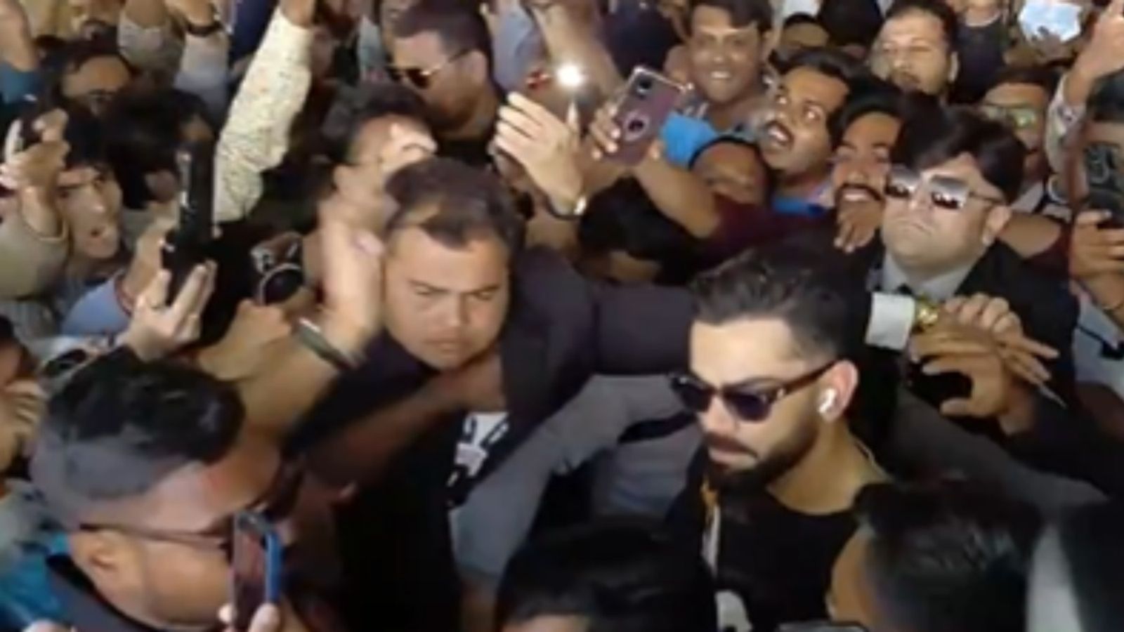 Watch: Virat Kohli fever grips Vadodara as fans mob batting superstar before ODI series vs NZ Watch: Virat Kohli fever grips Vadodara as fans mob batting superstar before ODI series vs NZ