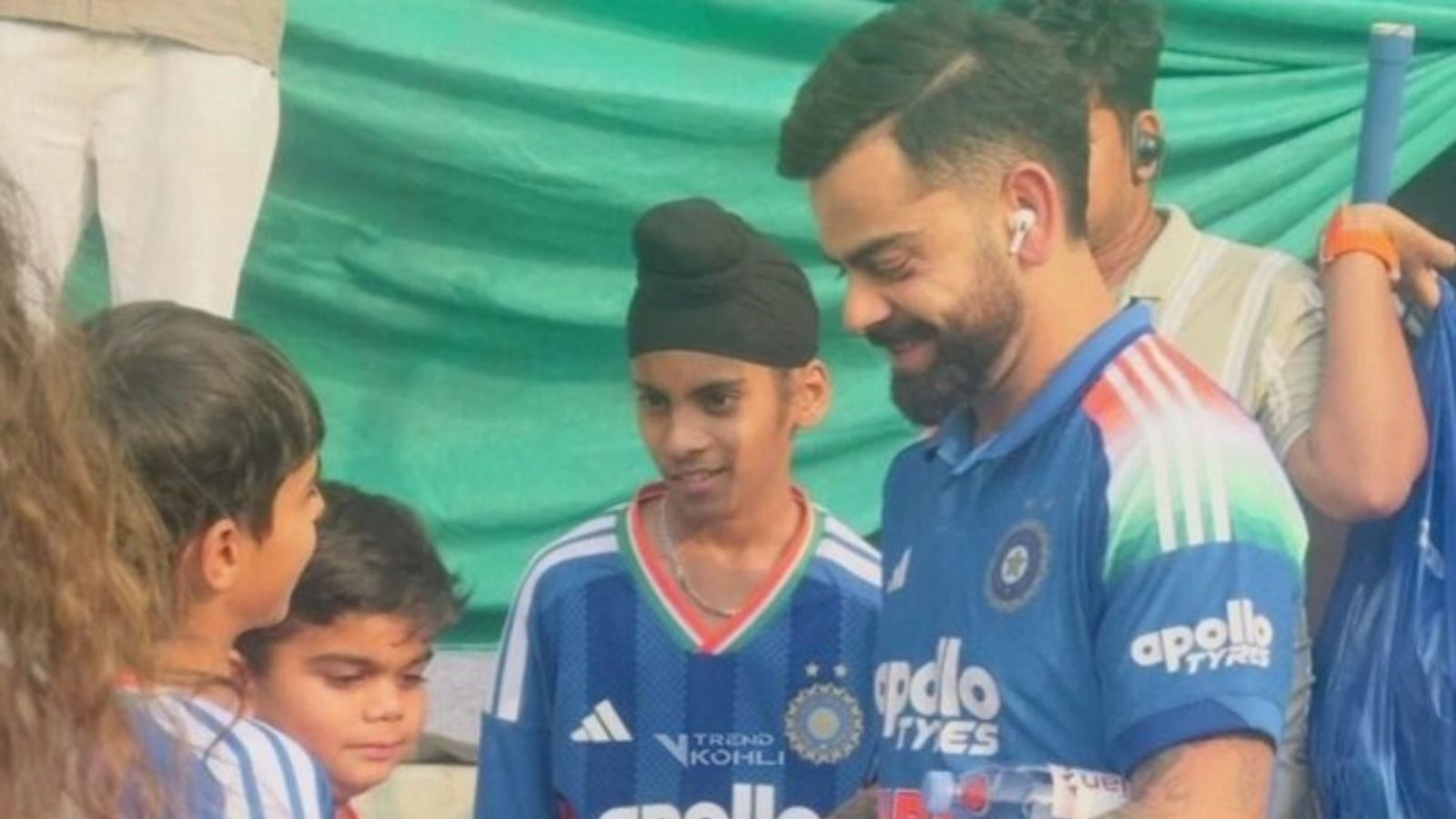 Mini Kohli steals the show as Virat's adorable reaction after meeting doppelganger breaks the internet Mini Kohli steals the show as Virat's adorable reaction after meeting doppelganger breaks the internet. (X/Twitter)